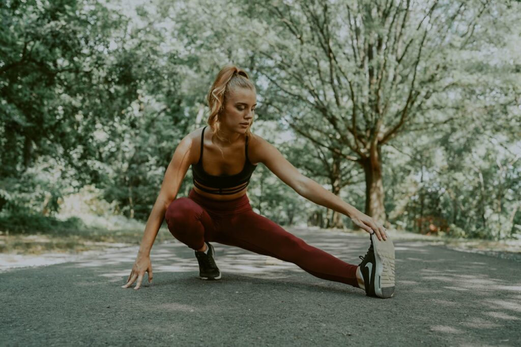 ragazza fa stretching all'aperto