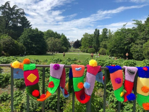 Yarn Bombing, la street art che è anche solidale