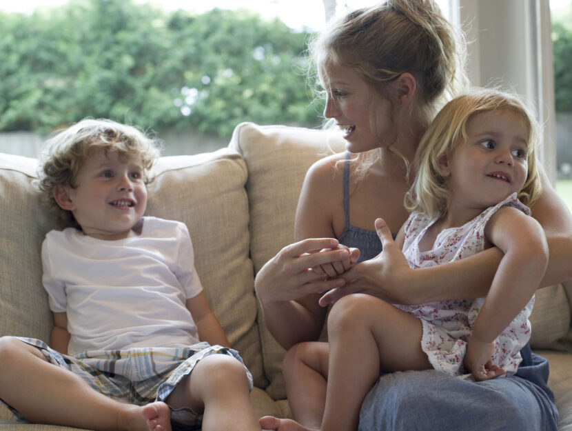 Baby sitter bambini su divano