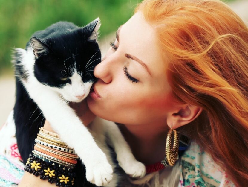 Donna bacia gatto