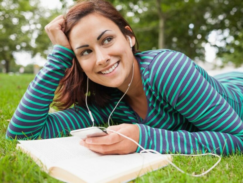 donna legge libro e ascolta musica