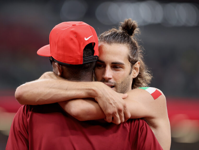 Gianmarco Tamberi e Mutaz Essa Barshim si abbracciano dopo aver vinto la medaglia d'oro nel salto in