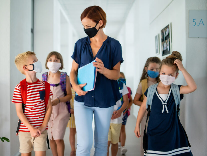 Scuola bambini insegnante mascherina