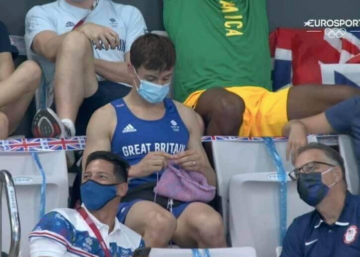 Tom Daley mentre lavora all'uncinetto in tribuna a Tokyo