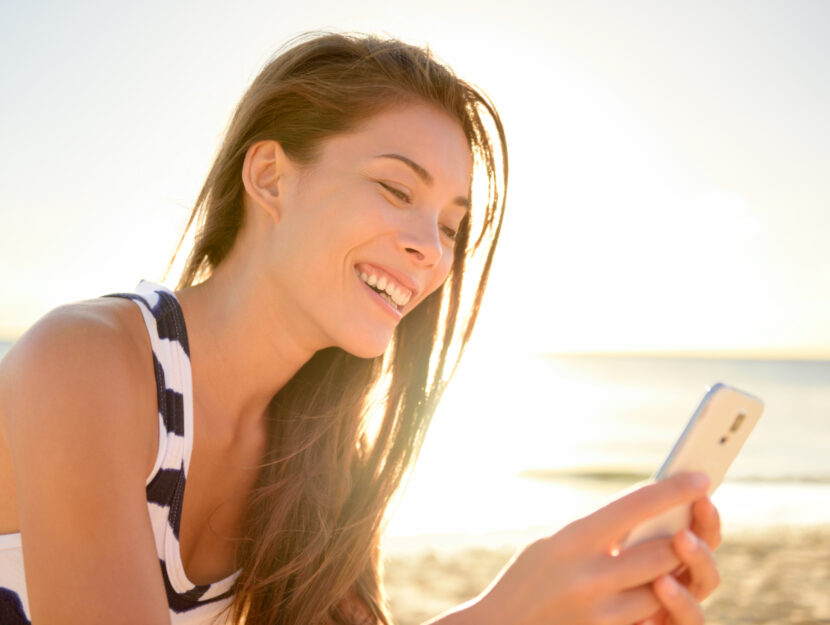 Ragazza sorridente che consulta instagram