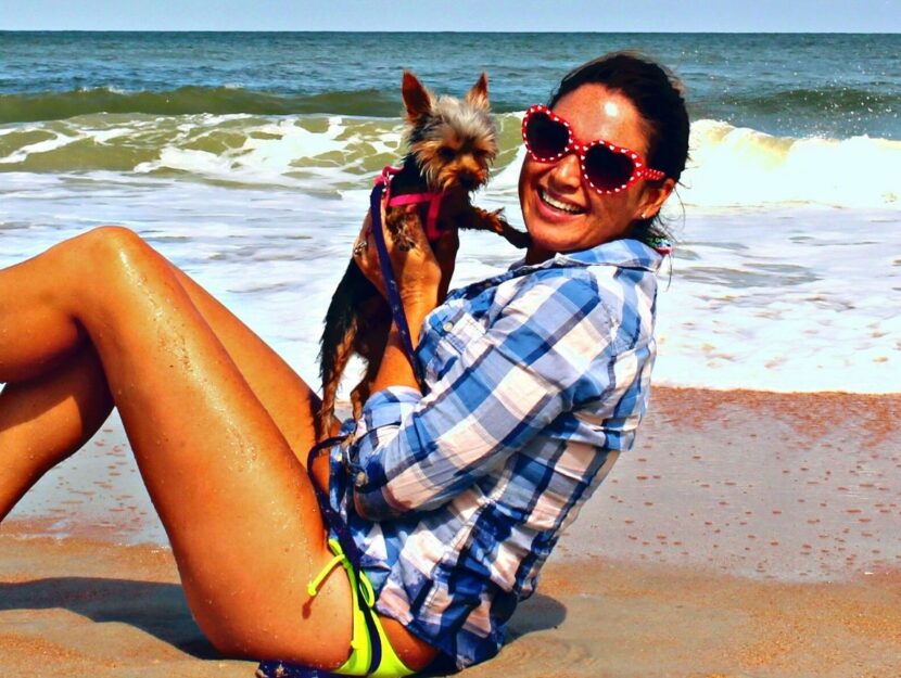 Ragazza in spiaggia con il suo cane