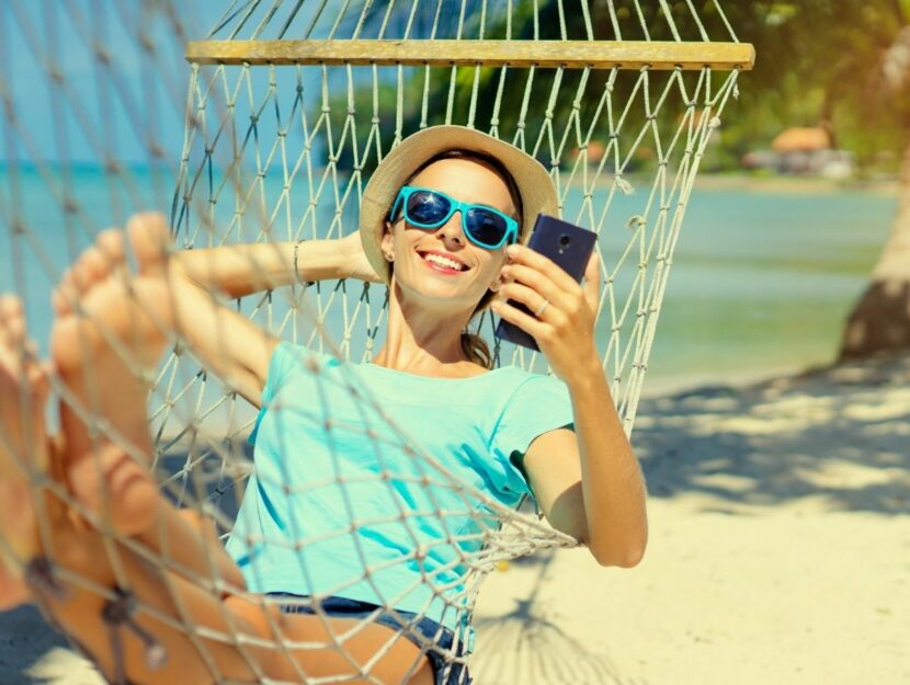 Ragazza che si rilassa in spiaggia