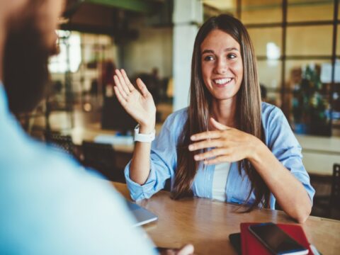 Quali sono le cose che non dovresti mai fare durante una conversazione?