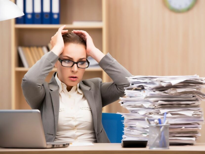 errori sul lavoro, donna stressata al lavoro