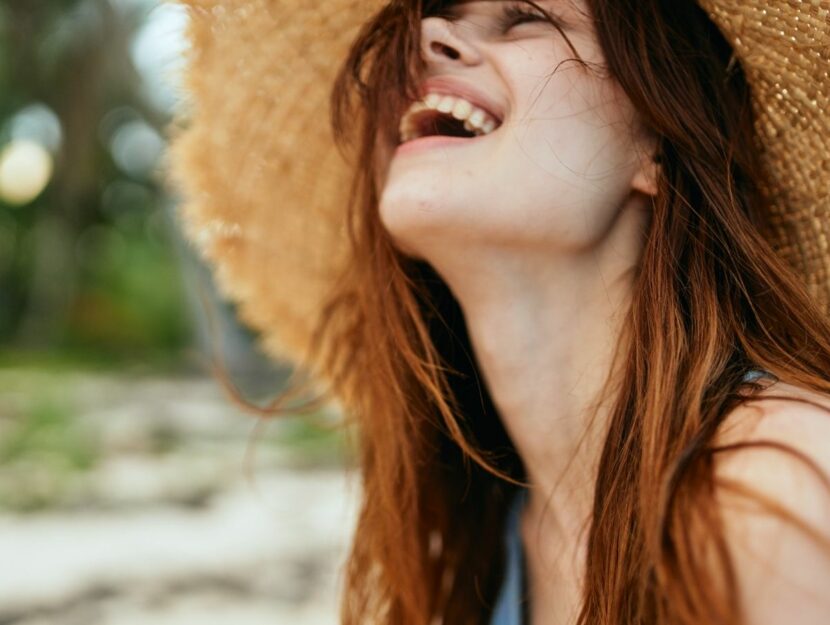 Ragazza che sorride con cappello