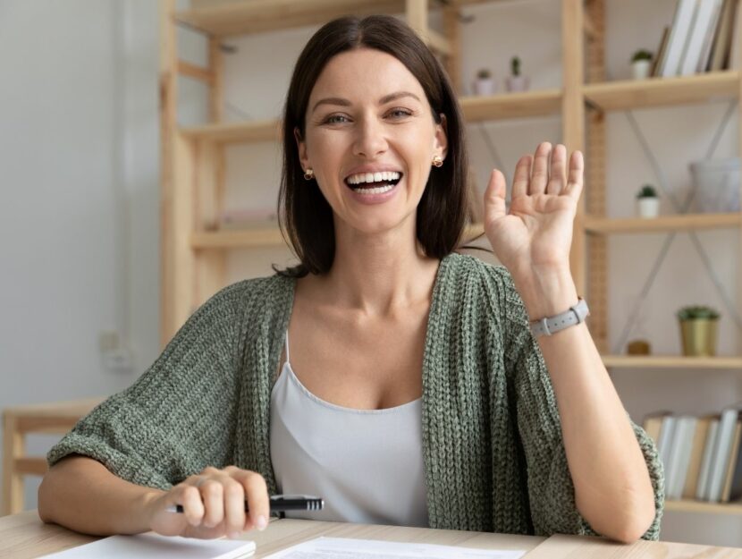 ragazza alla scrivania, colloquio di lavoro, farsi scartare al colloquio