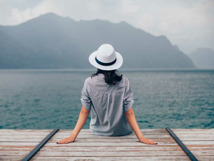 Ragazza al lago che guarda il panorama