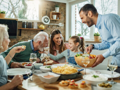 Galateo (anche) in famiglia: cosa fare e cosa non fare con i parenti