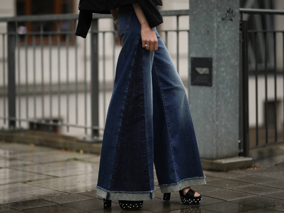 Pantaloni stretti store a zampa