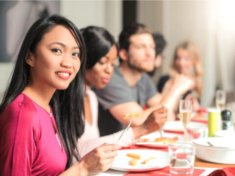 5 errori che ti fanno sembrare maleducata quando hai ospiti a pranzo o a cena