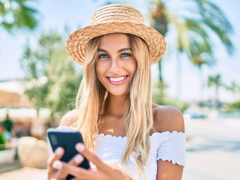 ragazza bionda con smartphone