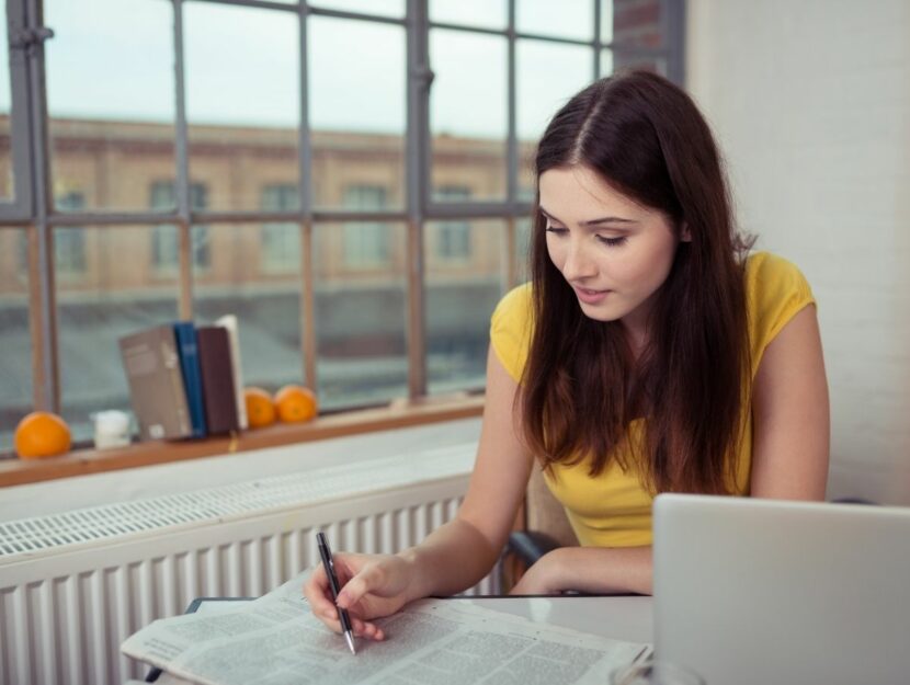 ragazza cerca lavoro su un giornale, candidatura spontaea