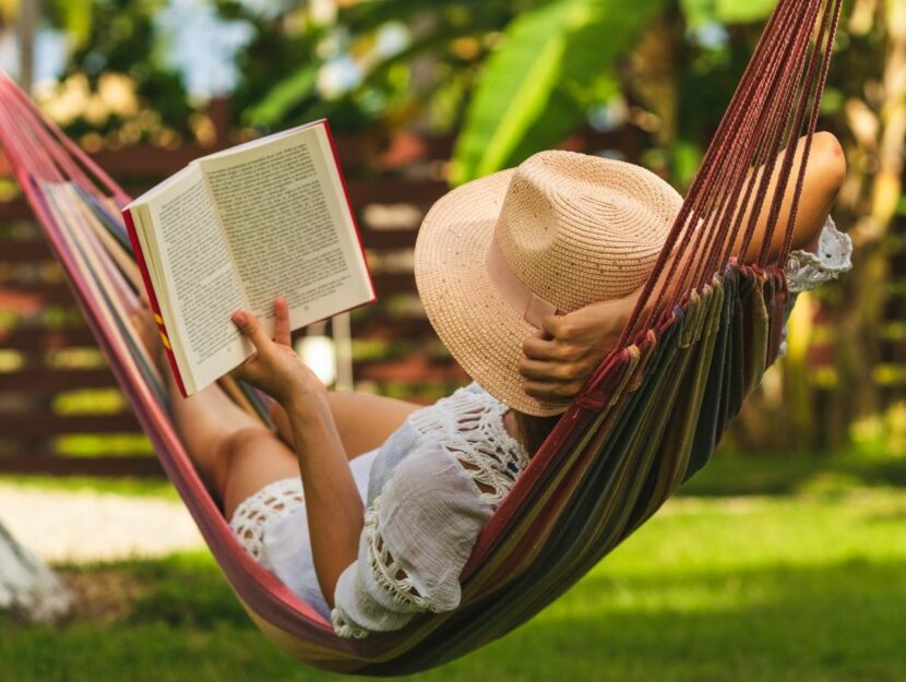 ragazza che legge su amaca, ricominciare a leggere