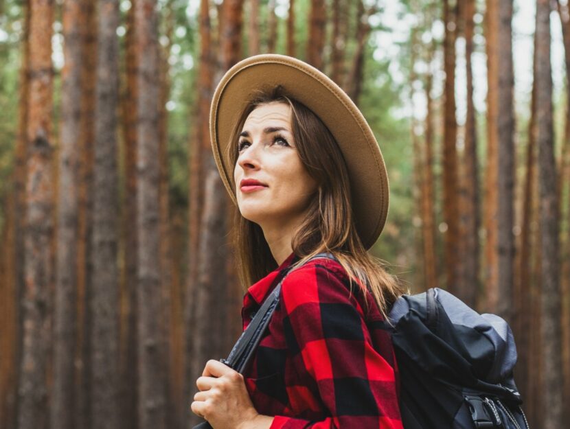 ragazza con cappello nel bosco