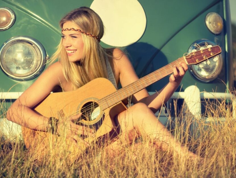 Donna che suona la chitarra