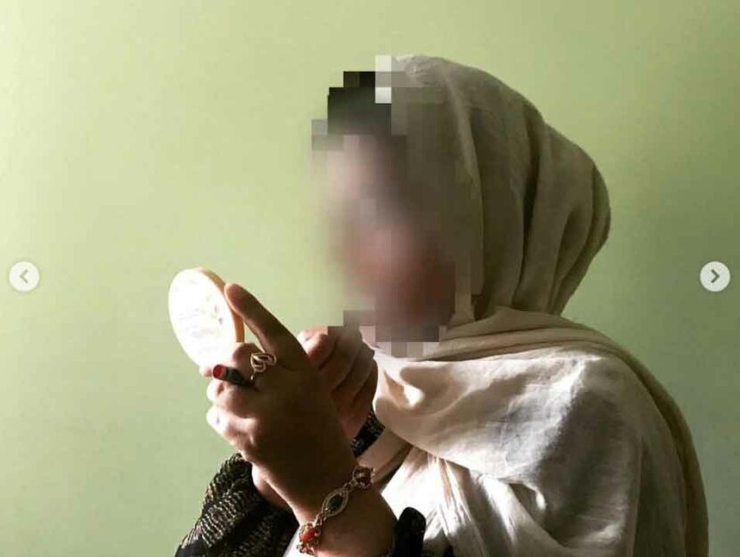 Una delle donne aiutate a Kabul da Pangea, ora costretta a nascondersi e a nascondere trousse e make