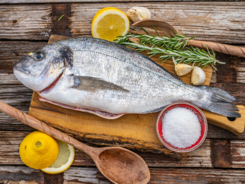 La ricetta della spigola al sale