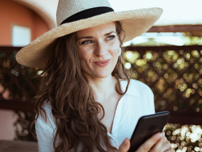 ragazza con smartphone