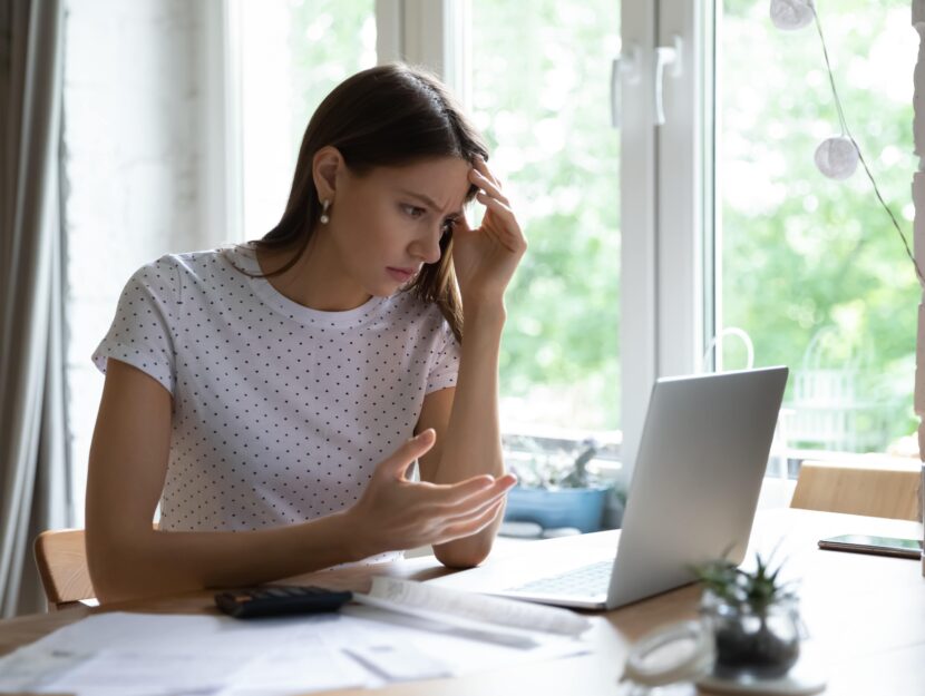 vuoti sul curriculum vitae, ragazza al computer preoccupata