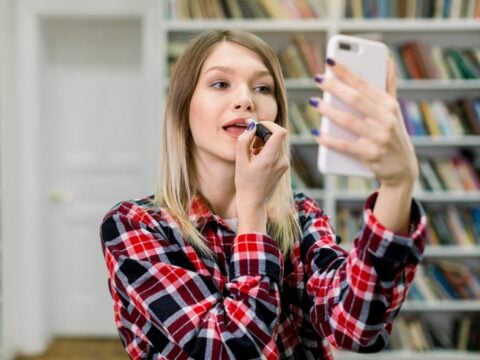 5 cose che devi sapere se il tuo rossetto non dura mai più di un'ora