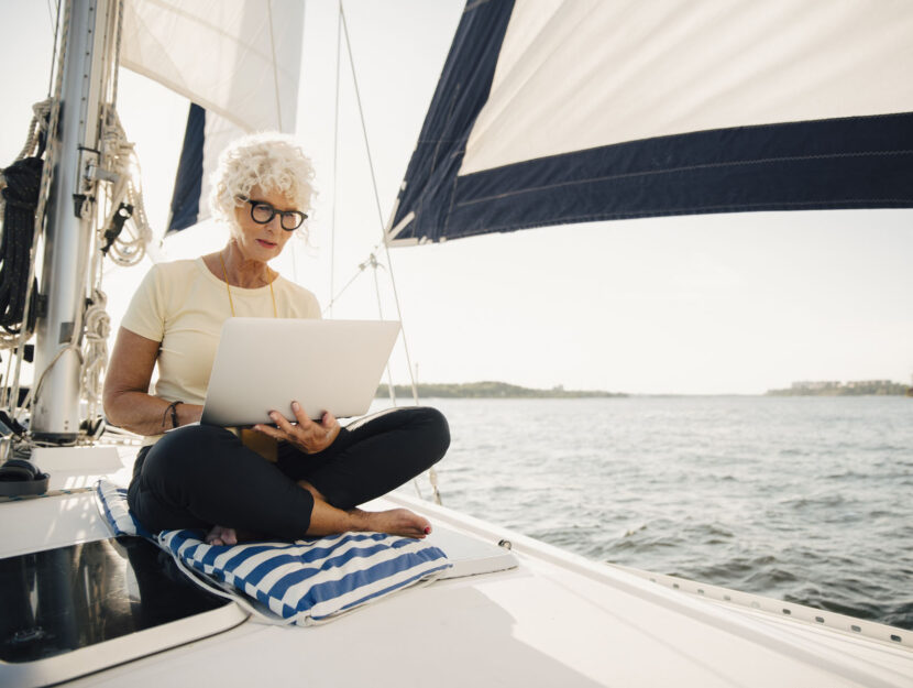 Donna computer mare barca a vela