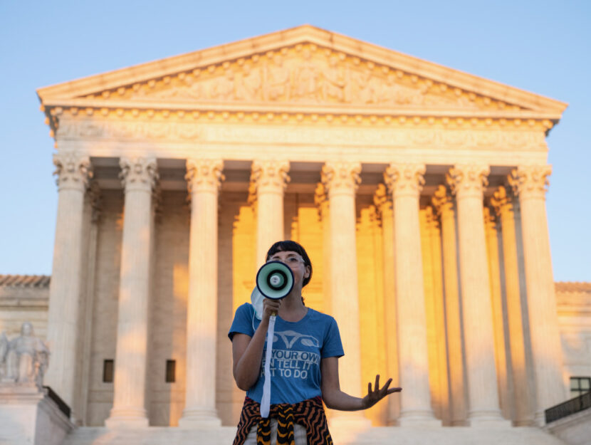 Un'attivista protesta di fronte alla Corte Suprema, Washington D.C., 2 settembre 2021