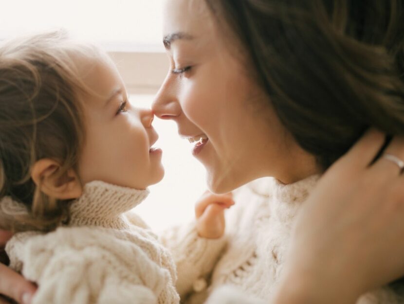 Mamma e figlia sorridono