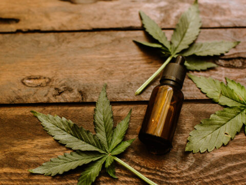 Olio di cannabis in menopausa: come usarlo