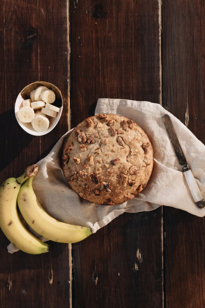 banane e biscotti sul tavolo