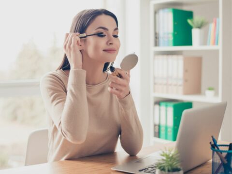 Quali sono gli immancabili della tua beauty bag per l'ufficio?