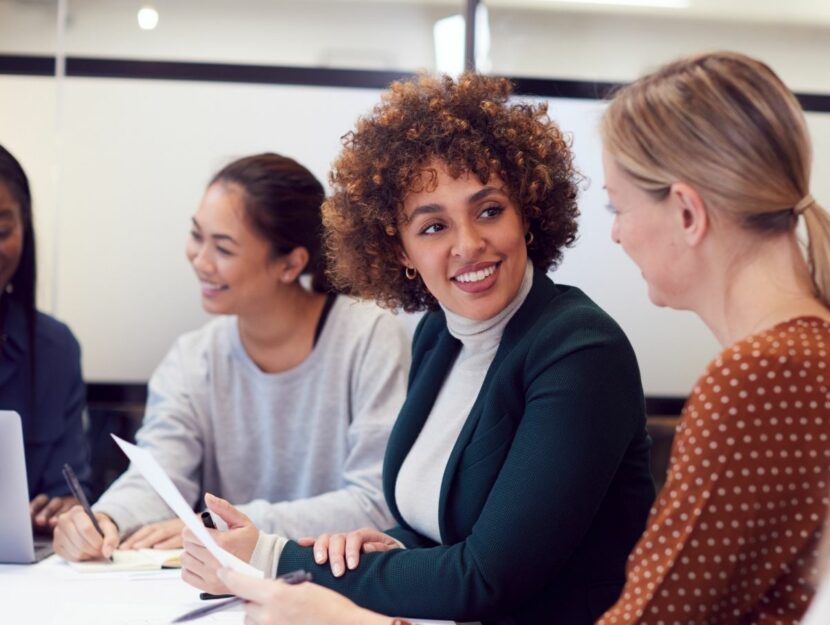 Gruppo di donne che lavorano insieme