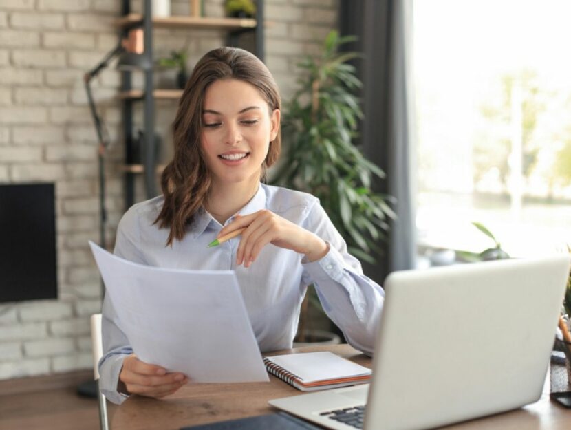 Donna si impegna sul lavoro