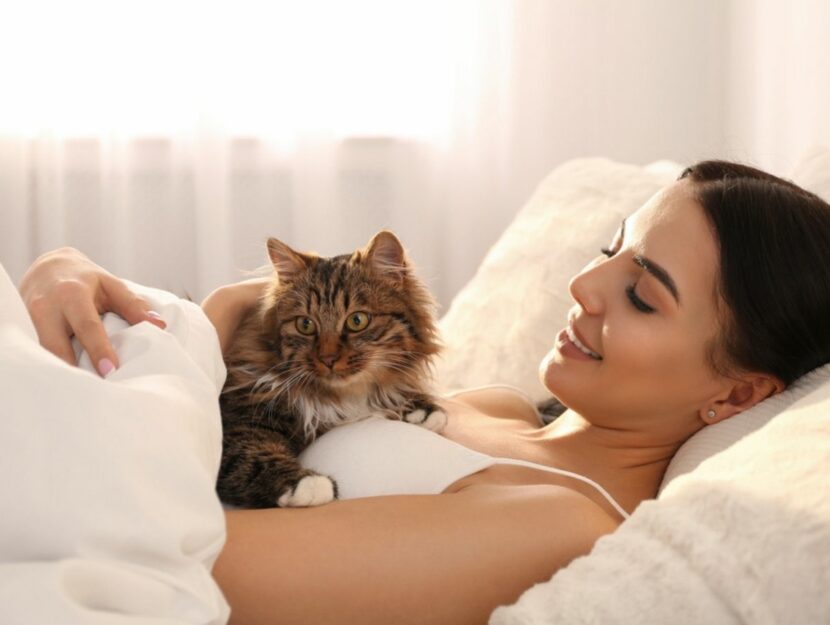 Donna che dorme con il gatto