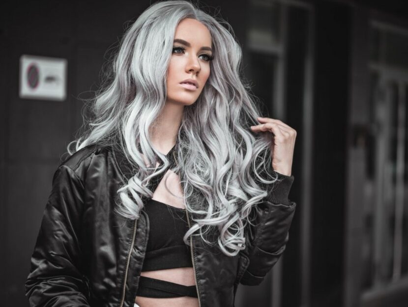 Donna con capelli grigio-argento