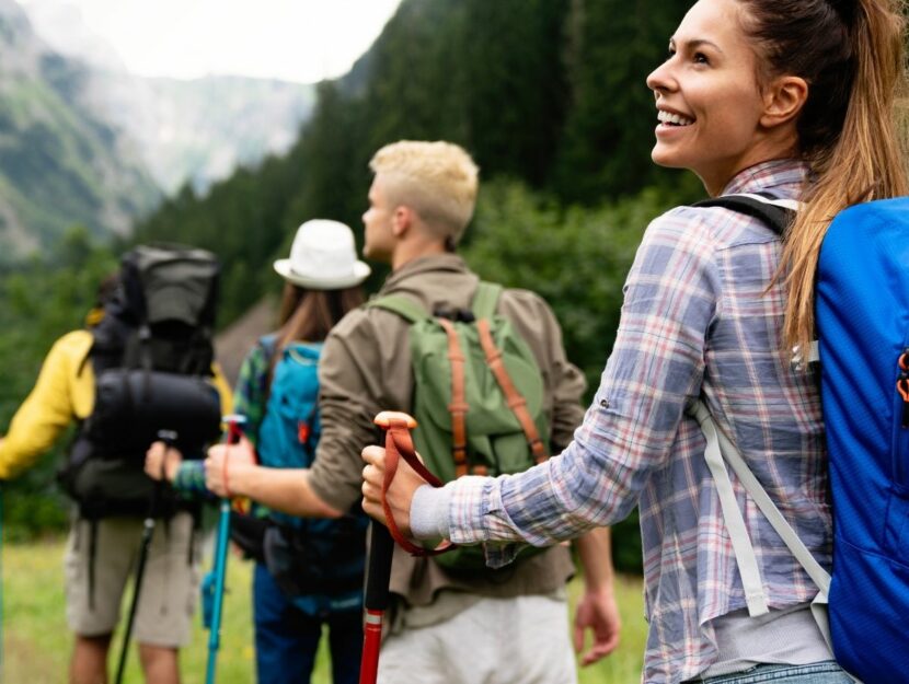 passeggiate da fare in italia, ragazza che fa trekking con i bastoncini