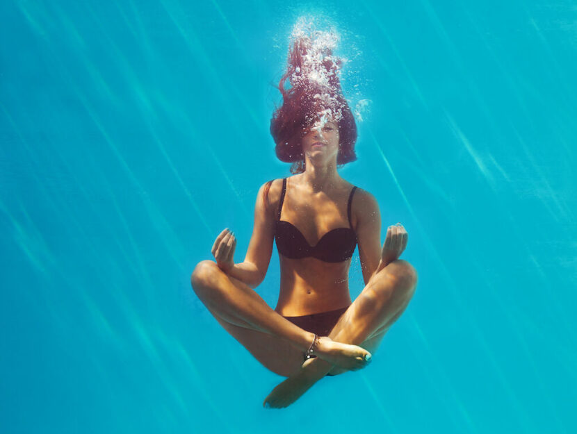 Yoga in acqua woga donna