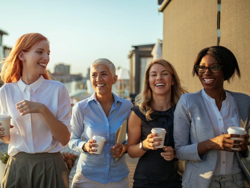 Gruppo di donne che lavorano insieme