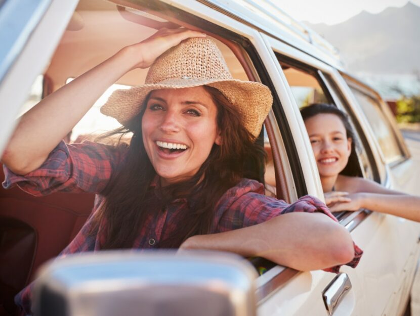 mamma e figlia viaggiano in auto