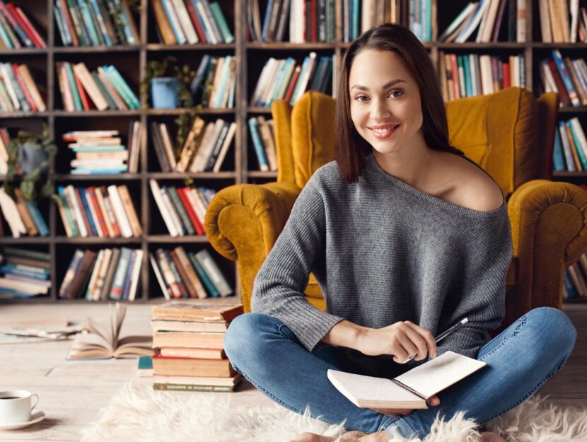 Ragazza seduta davanti alla libreria