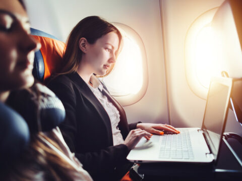 5 consigli per usare il tuo computer in aereo (in sicurezza e senza fare errori)