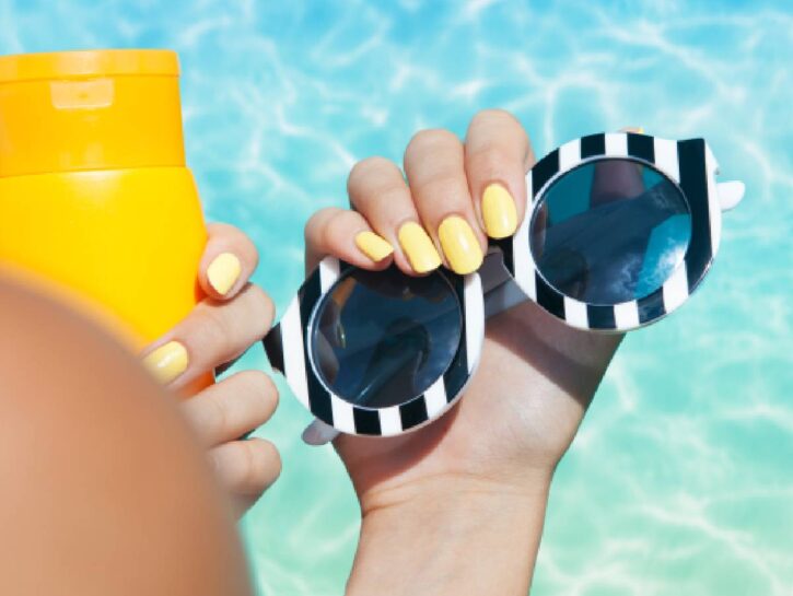 Come salvare lo smalto dal cloro della piscina