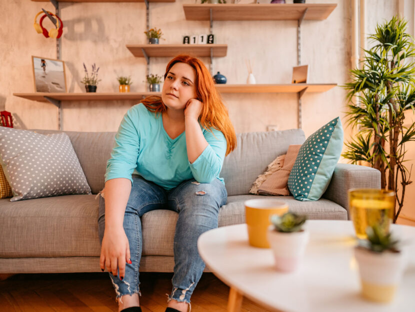 Ragazza obesa divano casa