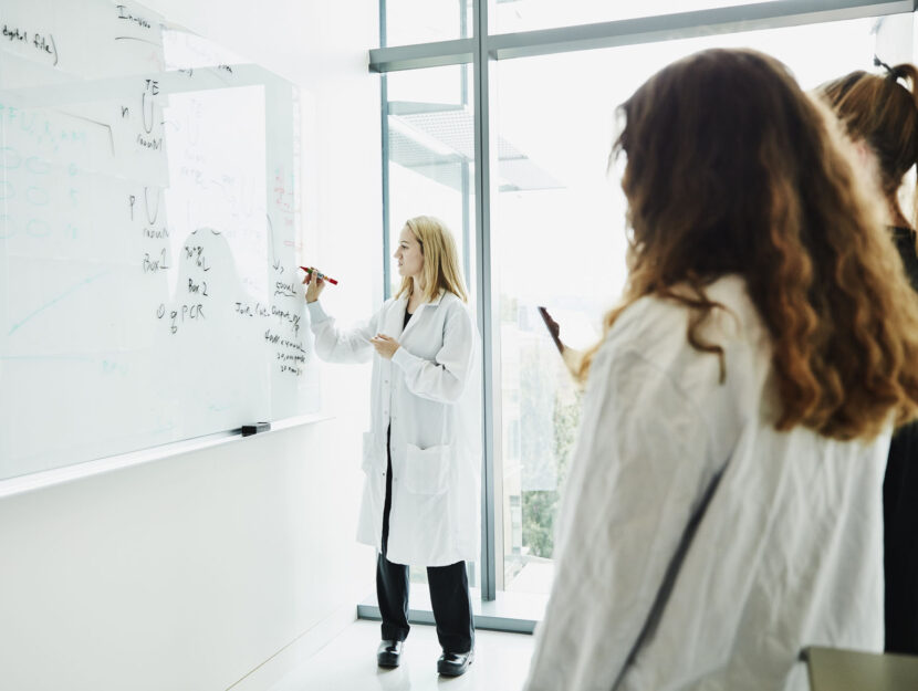 Ragazze lavagna studi scientifici