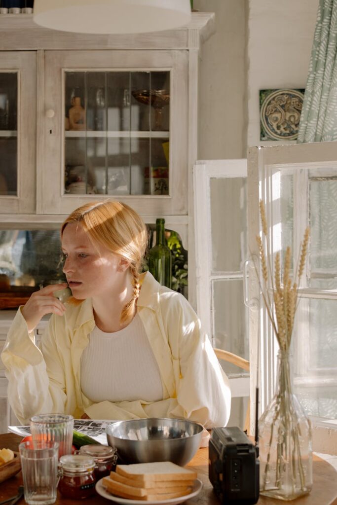 ragazza seduta al tavolo in cucina