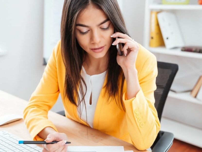 Donna al telefono con il capo